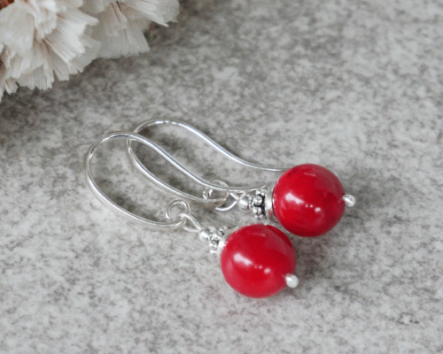 Kolczyki wiszące z czerwonym koralem w srebrze
