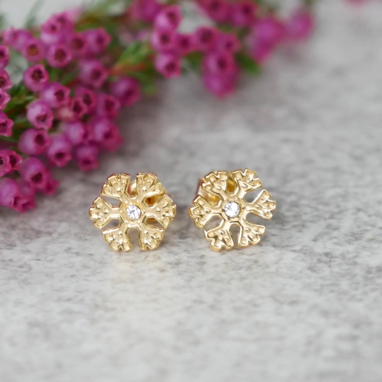 Kolczyki sztyfty pozłacane śnieżynki z cyrkonią