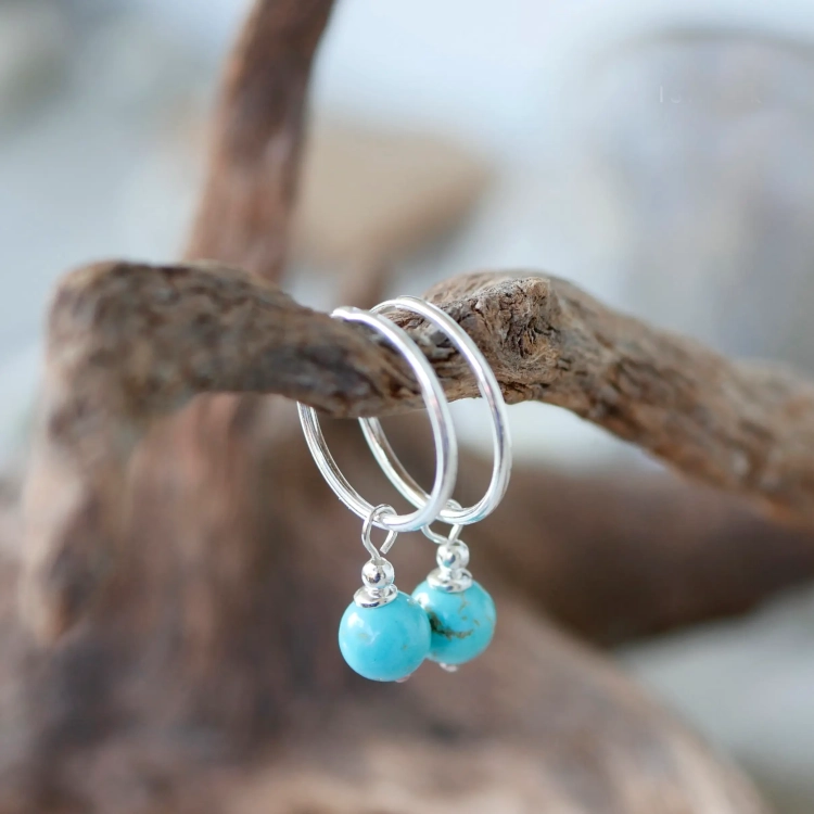 Kolczyki wiszące z turkusów MINI na kołach w srebrze