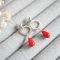 Kolczyki wiszące kropelki z czerwonym koralem w srebrze na sztyftach kulkach