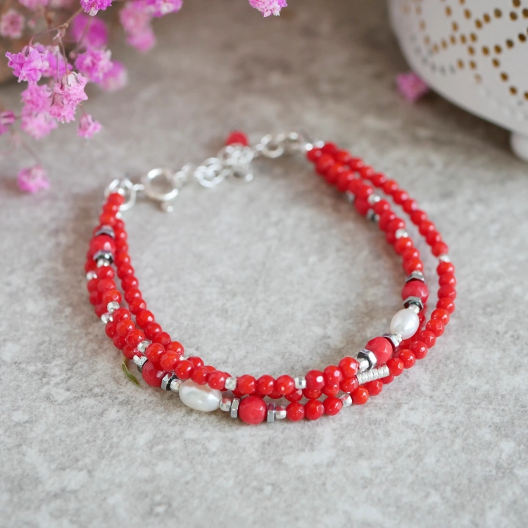 Potrójna bransoletka z czerwonego korala i pereł w srebrze 925