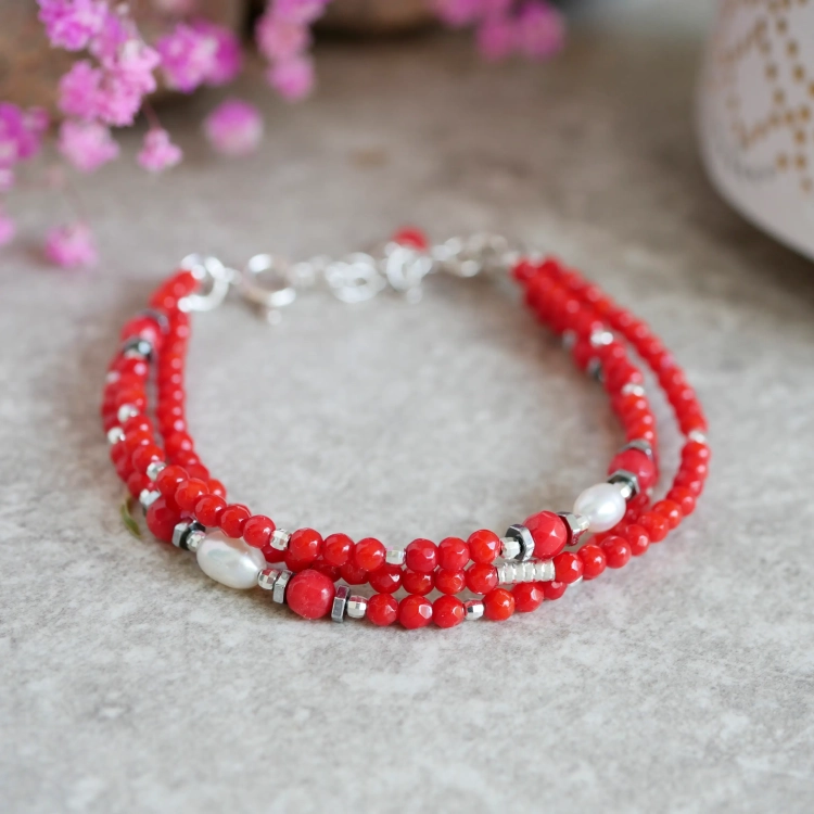 Potrójna bransoletka z czerwonego korala i pereł w srebrze 925