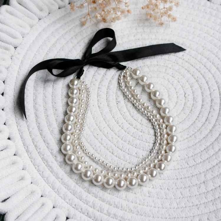 Naszyjnik z pereł seashell z czarną tasiemką Pearl Couture