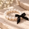 Bransoletka z białych pereł seashell Classic White Pearl na gumce z kokardką